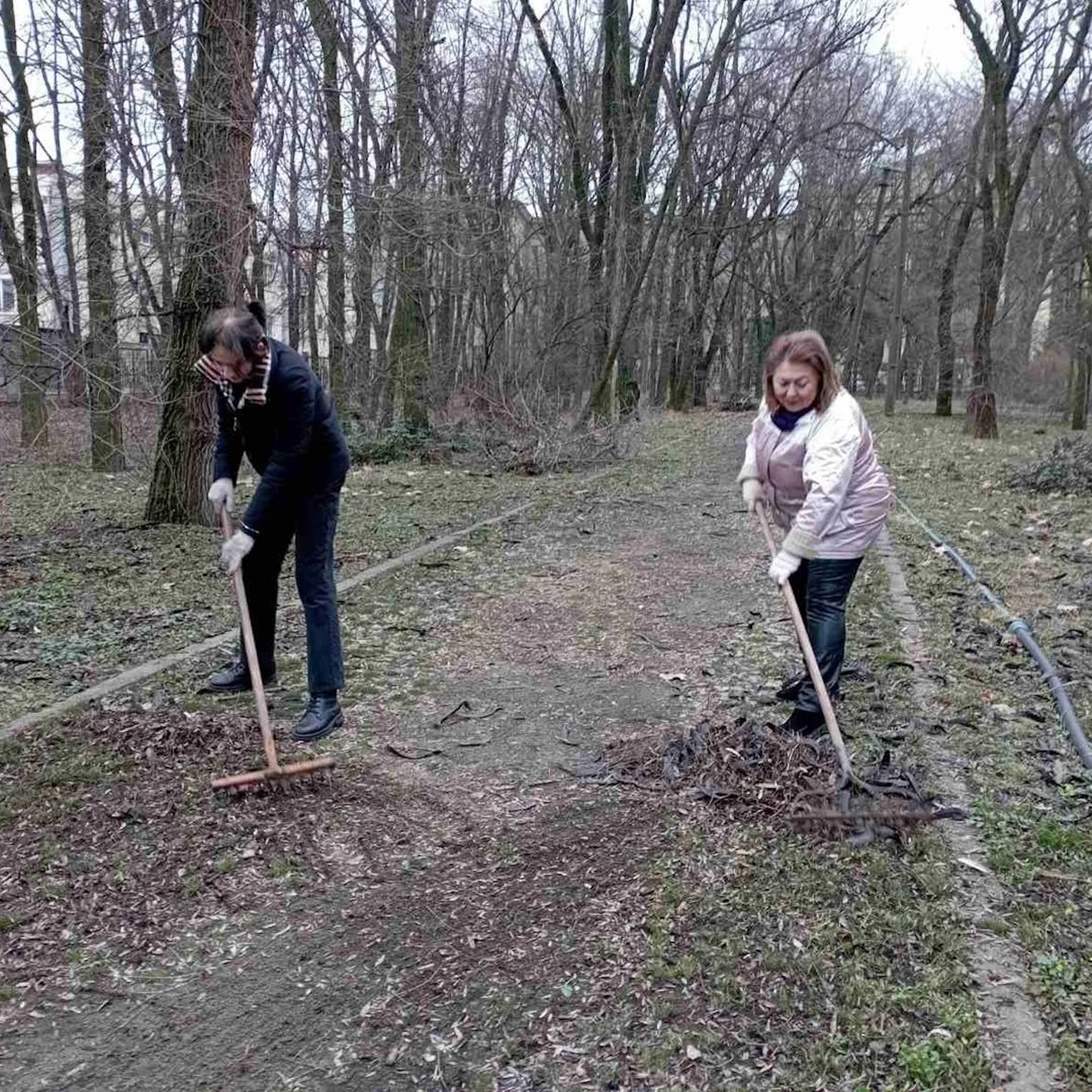 Волонтери в cаду