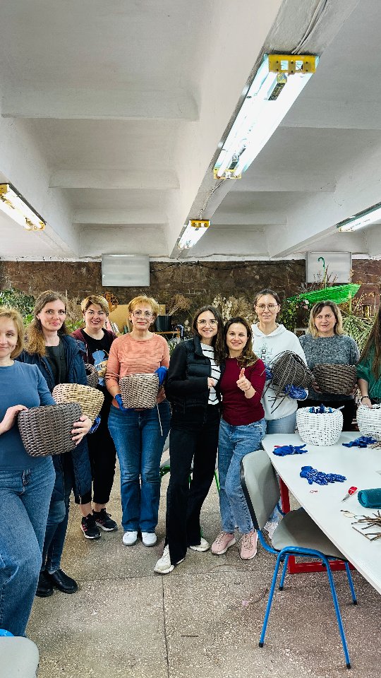 Плетіння кошика - це медитація. Це заспокоєння і швидке створення корисної краси.
Посадивши квітку чи рослину, можна споглядати та надихатись ростом і красою.
Врешті, це про ресурс, відпочинок та час для себе і в гарній компанії.