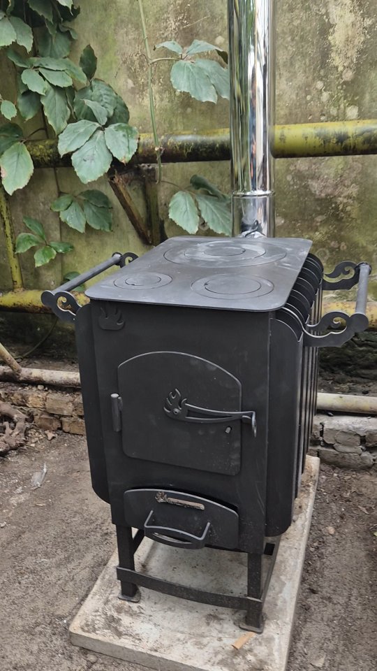 Вже за кілька тижнів настане календарна весна. Але покищо ми робимо все можливе, аби додати тепла в виробничу теплицю саду. Оскільки морози трохи спали - саме час встановити нову пічку від @firednepr_com. Дякуючи співробітникам і волонтеру Василю Васильовичу сьогодні в теплиці сьогодні стане тепліше і вашому улюбленому старому фікусу.
1 з 2х пічок "годувальниць", придбані за благодійні внески на наш постійний збір "на ремонт теплиць", встановлена. Другу поставимо в розпліднтцькій теплиці під час реконструкції.
Вдячні вам за підтримку і можливість дарувати тепло зеленим 🌱☘️🌵🍀🌿
Опалювальні брикети стали в нагоді.
З бажанням багатьох людей - творяться великі справи, люди. Дякуємо.