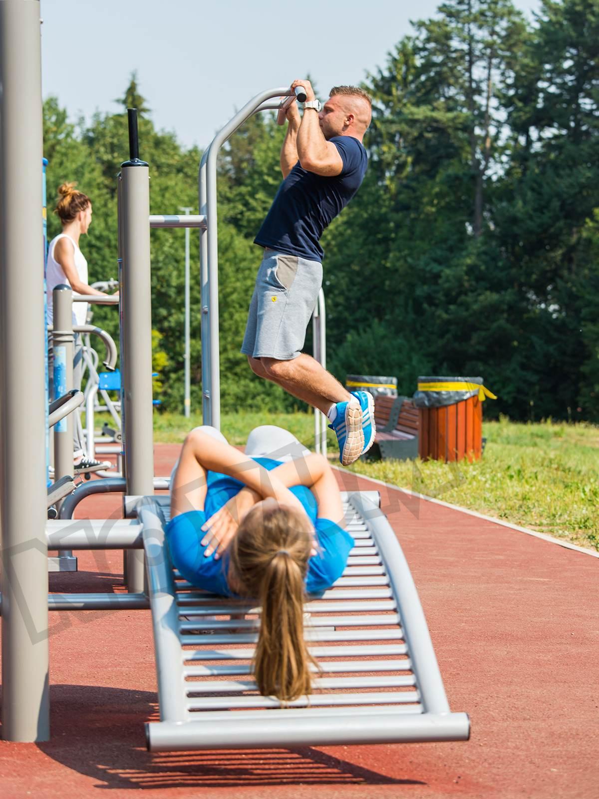 Fitness-Bank, zur Pylonenmontage