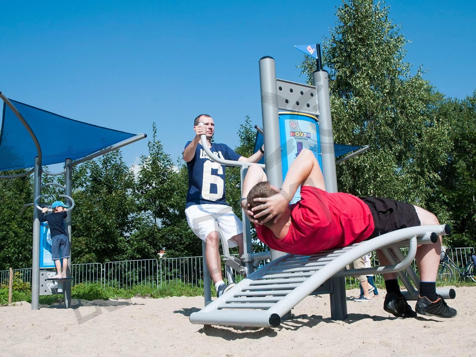 Fitness-Bank, zur Pylonenmontage