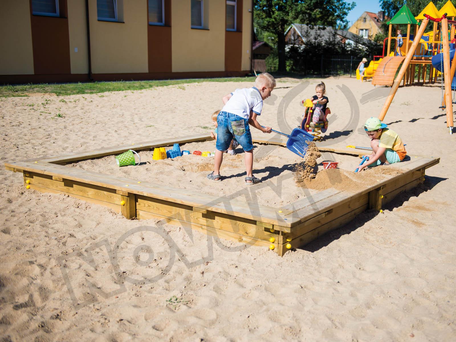 Sandkasten aus Brettern 2x2m