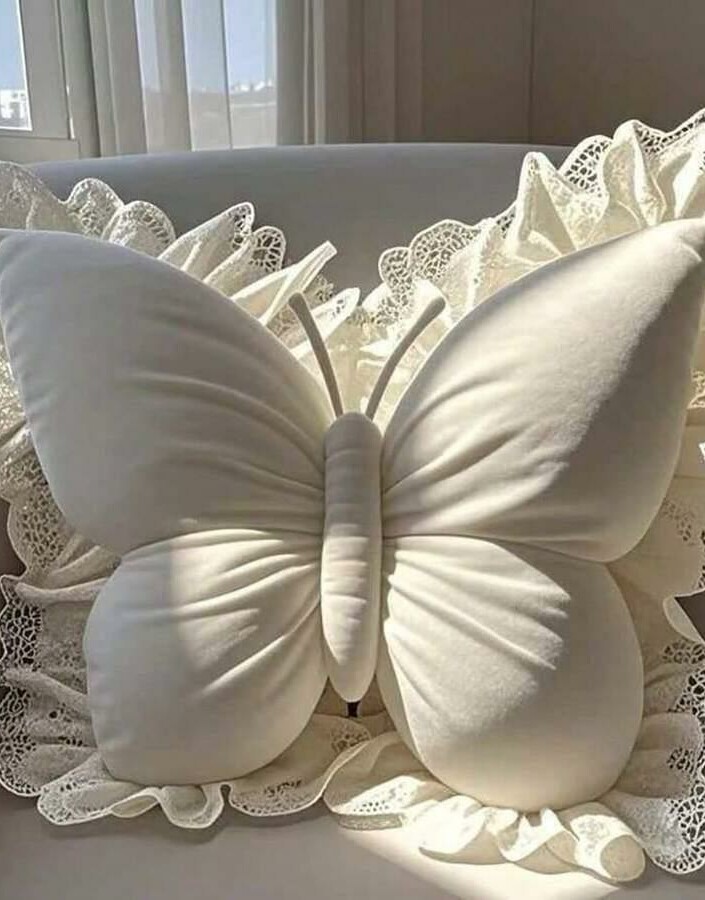 SHEIN BIAŁA PODUSZKA MOTYL S07__50X40