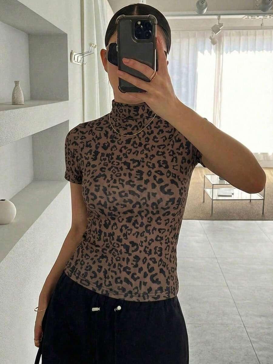 DAZY BLUZKA Z KRÓTKIM RĘKAWEM STÓJKA ANIMAL PRINT PK01__M