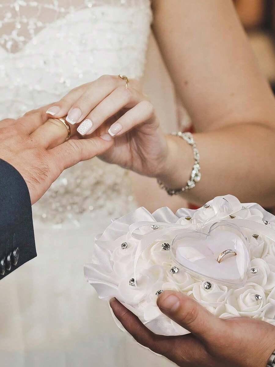 SHEIN BIAŁA PODUSZKA NA OBRĄCZKI SERCE S07__17X17