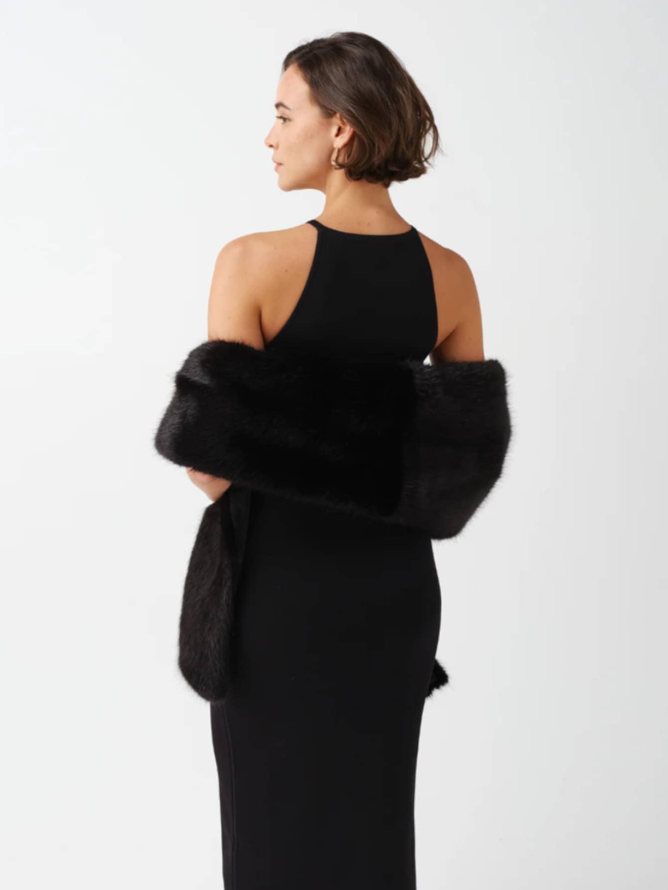 SHEIN CZARNY SZAL NARZUTKA SZTUCZNE FUTRO W01__32X180CM