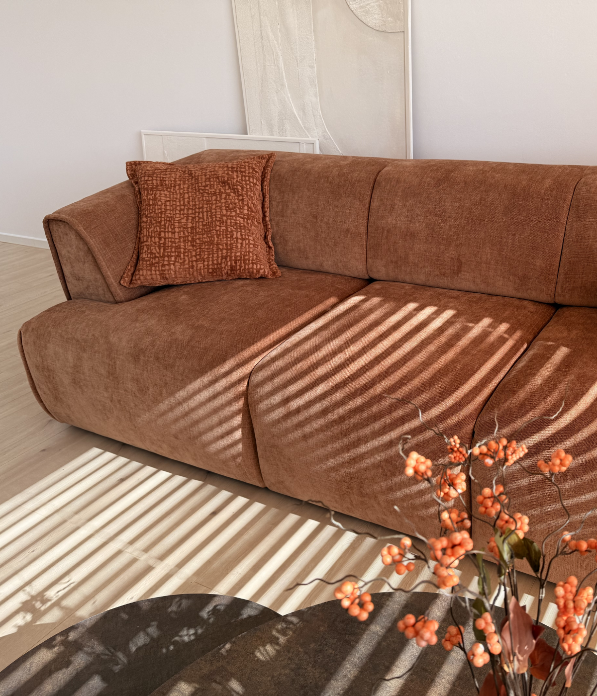 Kanapa Maia z funkcją spania skąpana światłem w przytulnym salonie