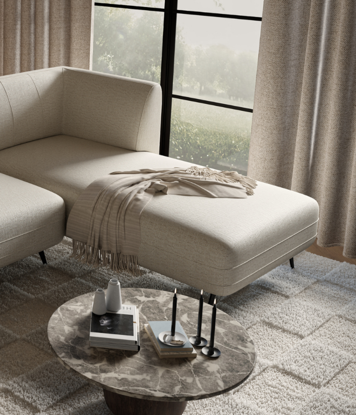 Kanapa Rea w jasnym salonie ustawiona przy oknie