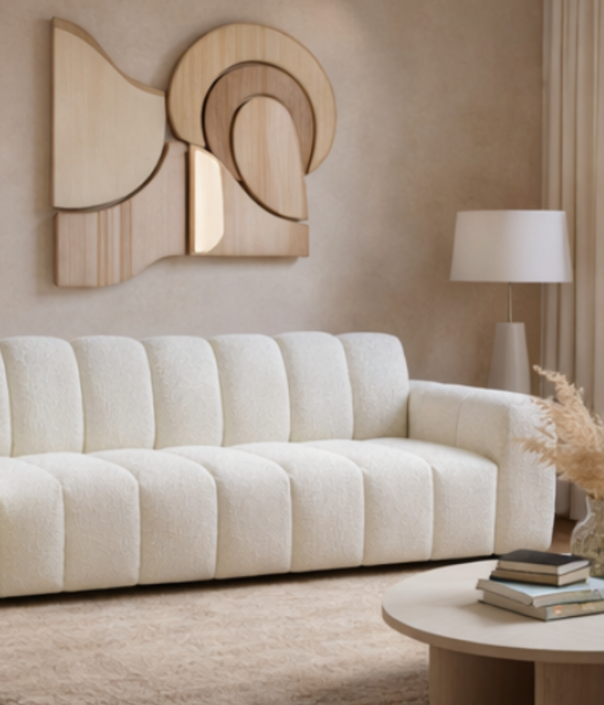 Sofa trzyosobowa Tetris w jasnym salonie i drewnianą rzeźbą na ścianie