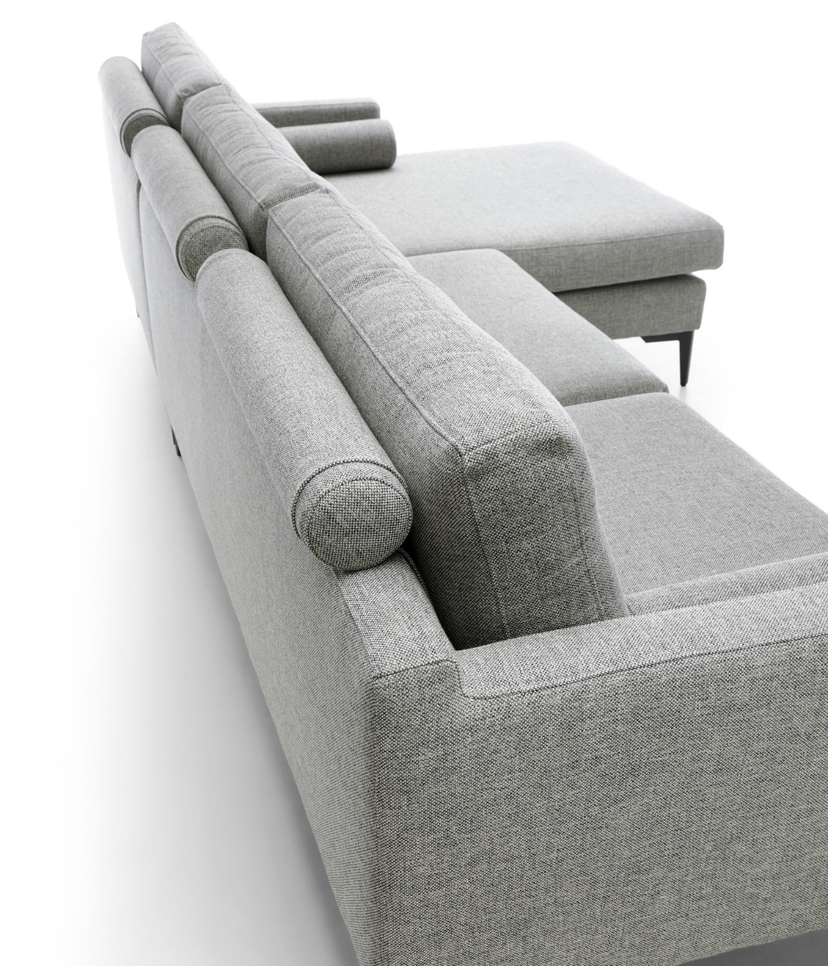 Ujęcie oparcia i ozdobnych wałeczków z tyłu kanapy Alabama