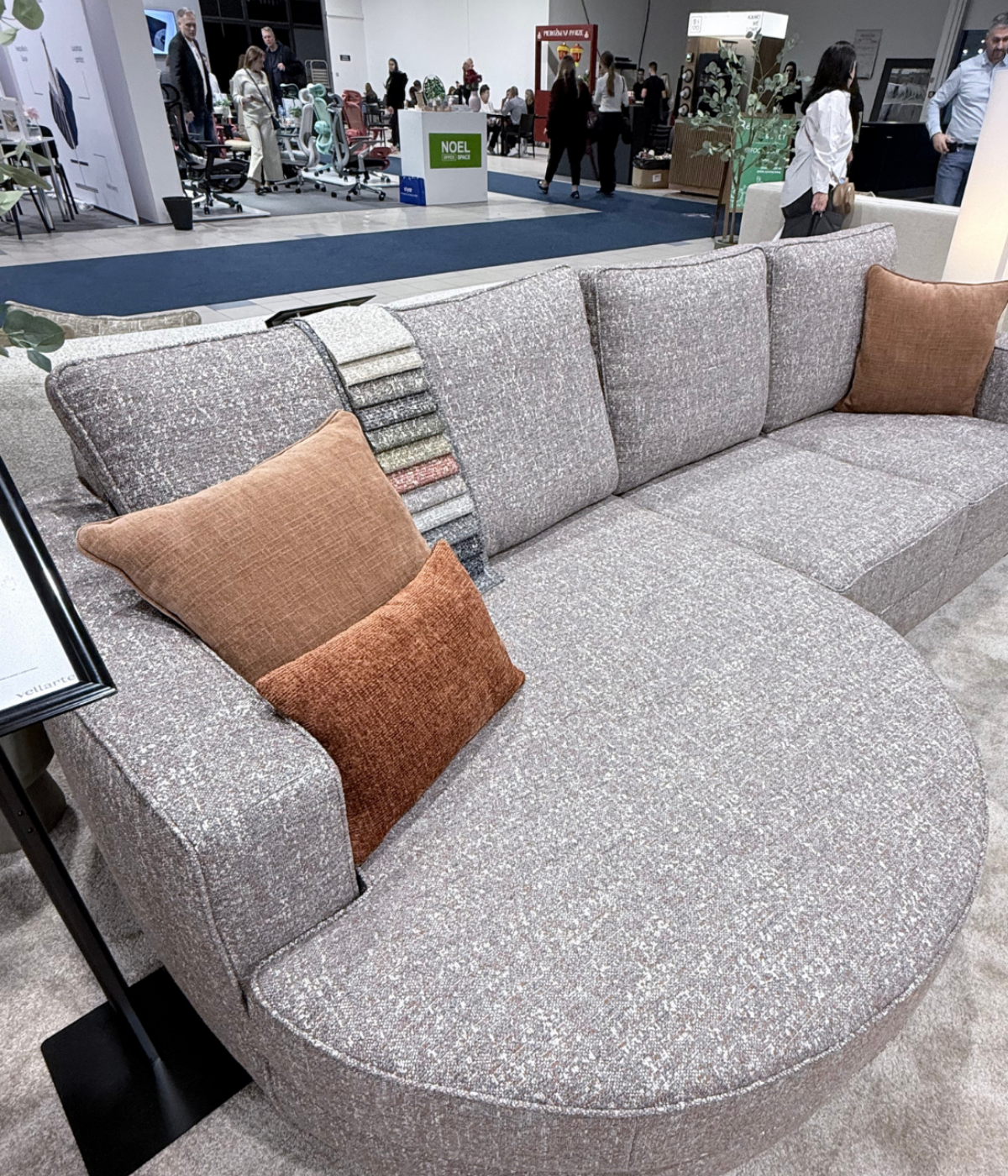 Narożnik Edyta w zbliżeniu z wystawy na targach Warsaw Furniture Expo