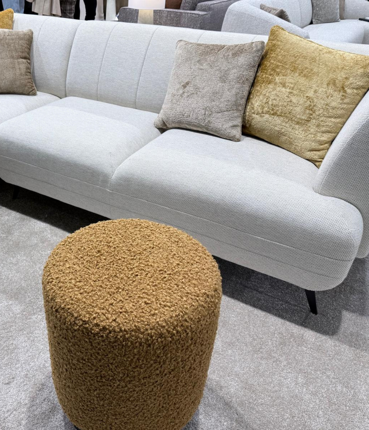 Wystawowa kanapa Rea z Warsaw Home Furniture Expo w jasnym salonie