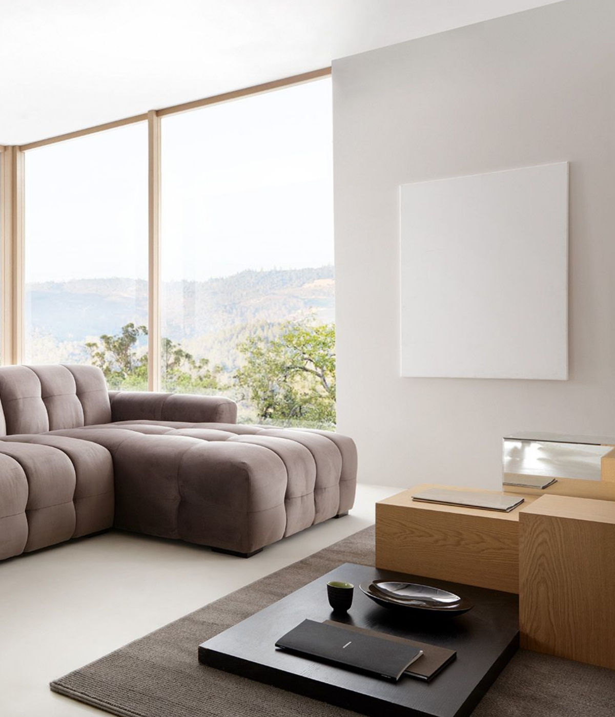 Kanapa Quatro w brązowej tkaninie welurowej w towarzystwie stolika kawowego