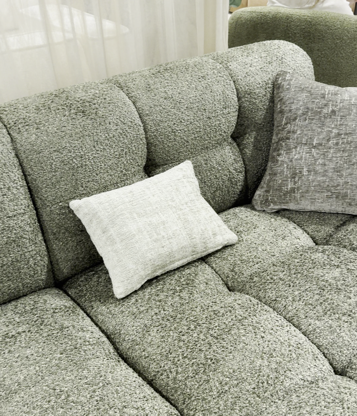 Zbliżenie na tkaninę i wykończenia narożnika Quatro podczas Warsaw Home Expo 2025