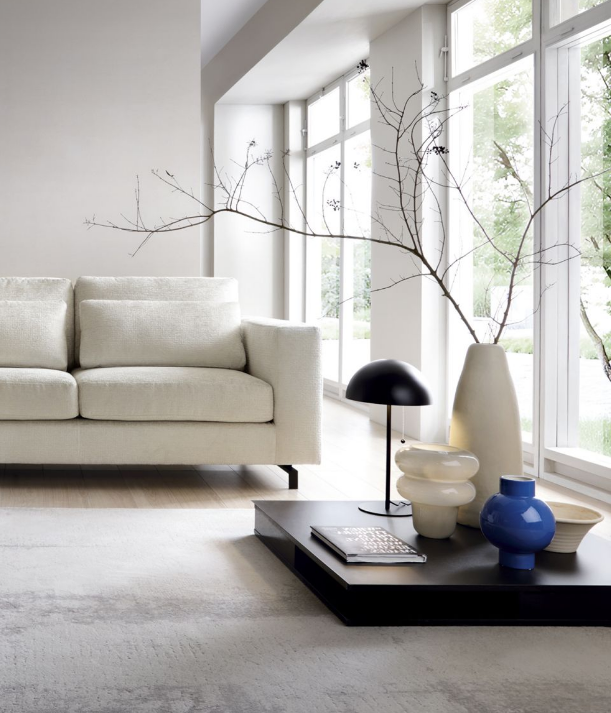 Narożnik modułowy Iris w nowoczesnym salonie z jasnymi dodatkami