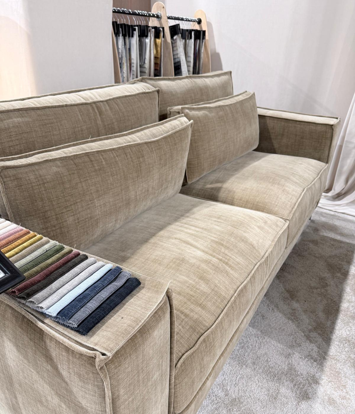 Zbliżenie na detale narożnika modułowego Iris z wystawy na targach Warsaw Furniture Expo