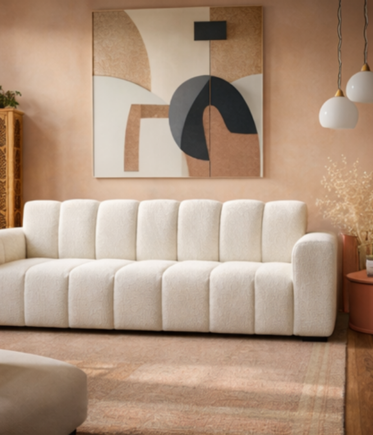 Sofa Tetris w białej tkaninie w ciepłym i pogodnym wnętrzu