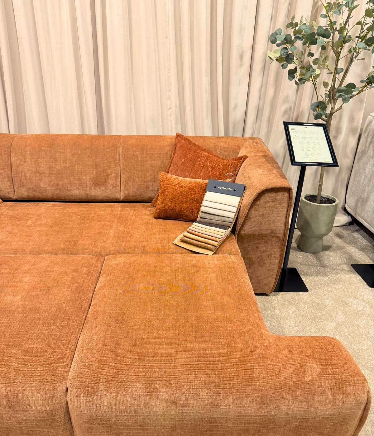 Widok na kanapę Maia z funkcją spania podczas Targów Warsaw Home Furniture Expo