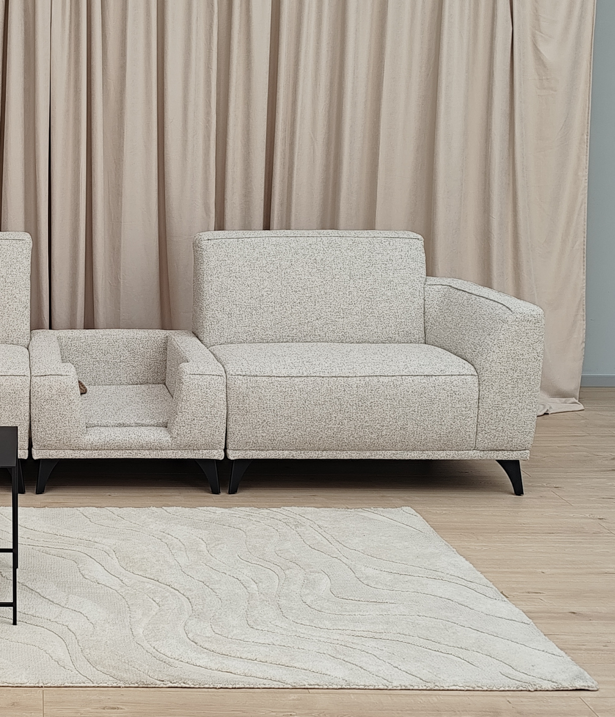 Narożnik modułowy Naomi w jasnej tkaninie z legowiskiem dla psa