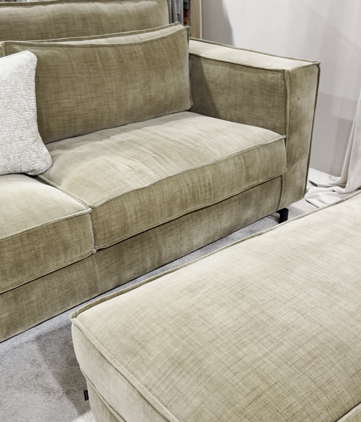 Zbliżenie na detale narożnika modułowego Iris z targów Warsaw Home Furniture Expo