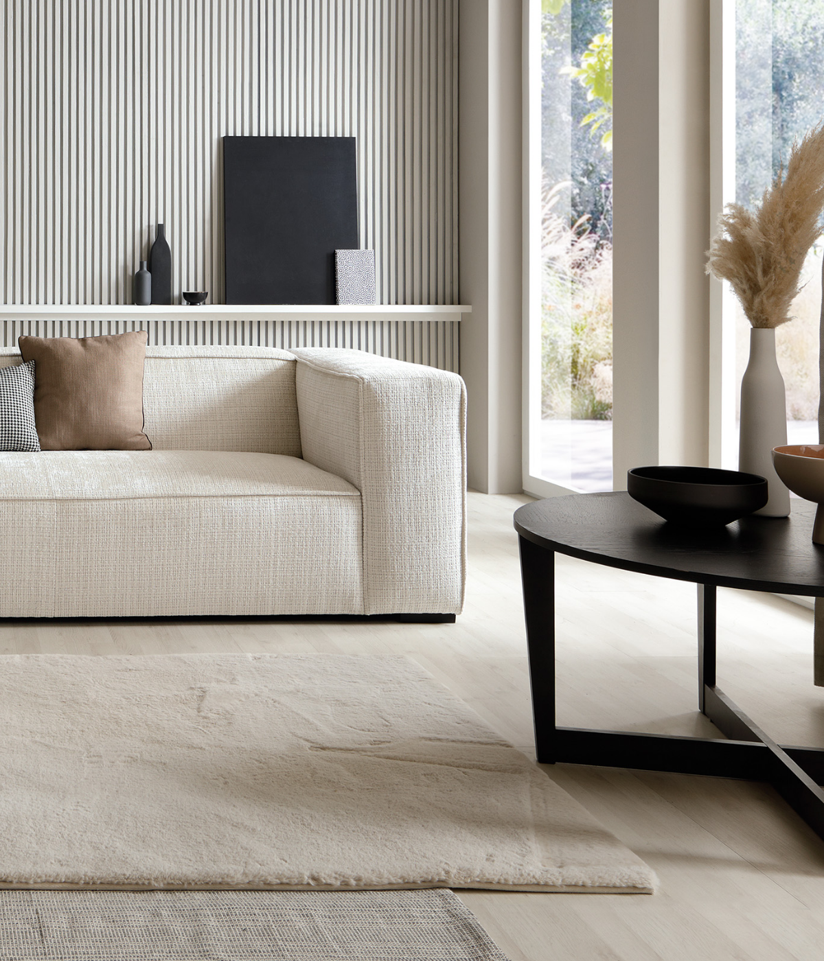 Widok na jasny narożnik Tampa koło okno i z czarnym stolikiem kawowym