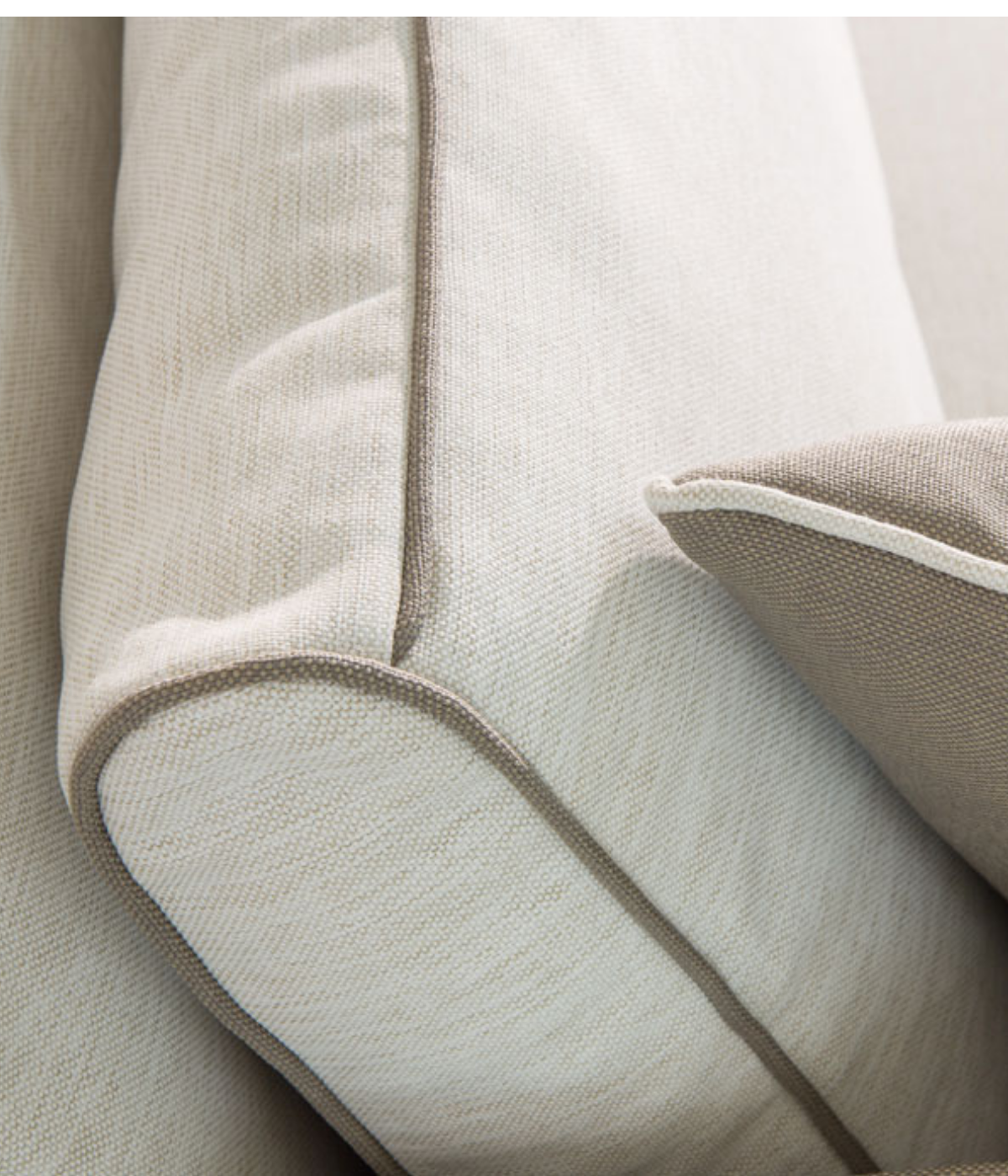 Poduchy oparciowe narożnika Myo w jasnym kolorze, z charakterystyczną kontrastową lamówką