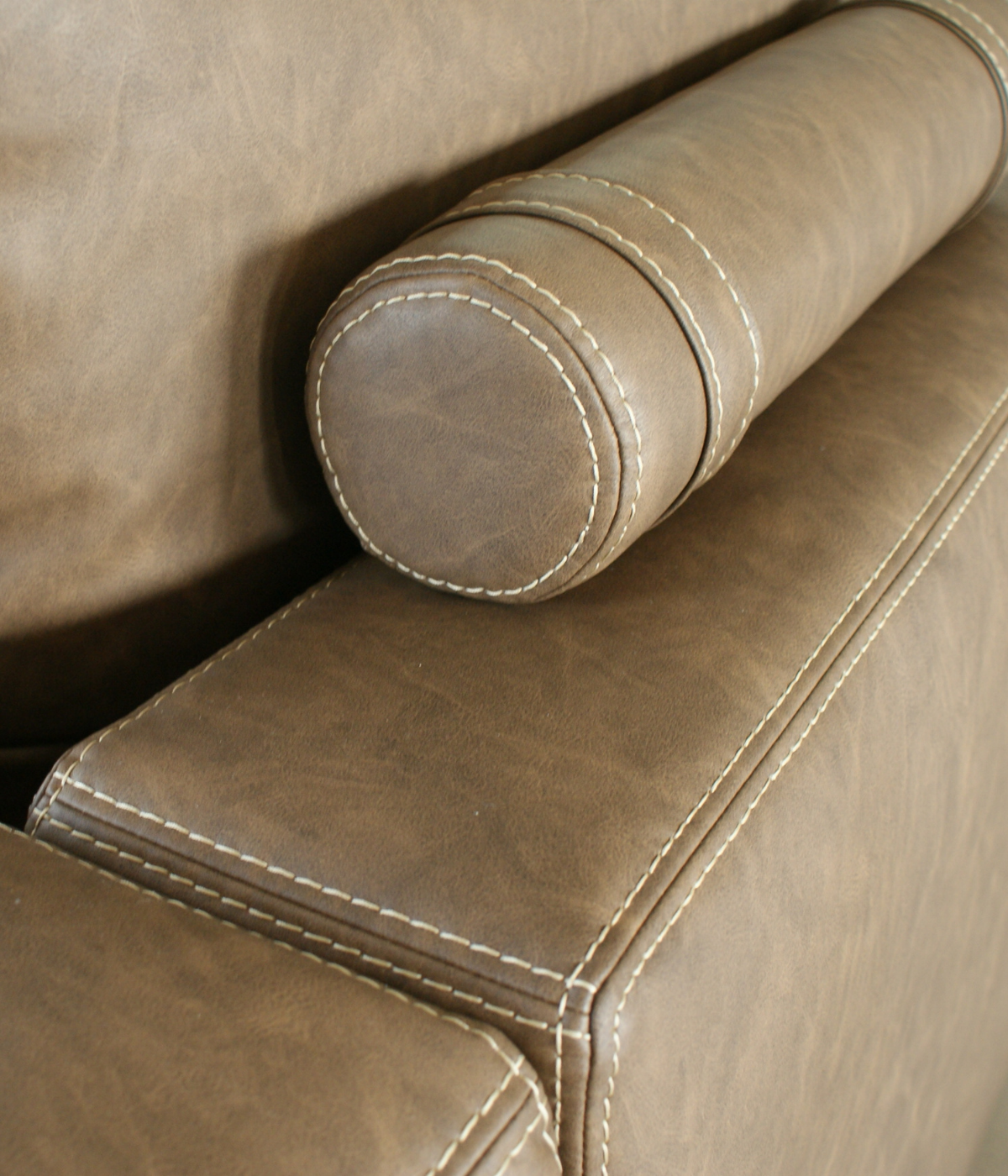 Zbliżenie na tył kanapa Rancho, wałeczków oparciowych i kontrastującą stębnówkę