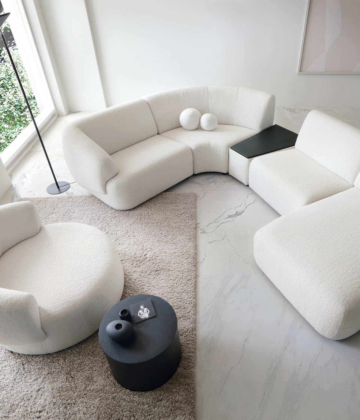 Rozbudowany narożnik Natascha ze skośnymi blatami i poduszkami w kształcie piłek