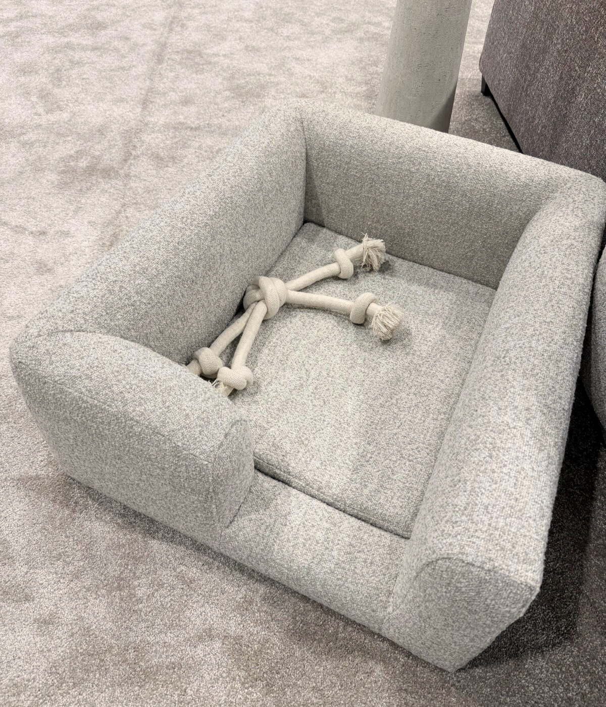 Legowisko dla psa Natascha w jasnej tkaninie z Warsaw Home Furniture Expo