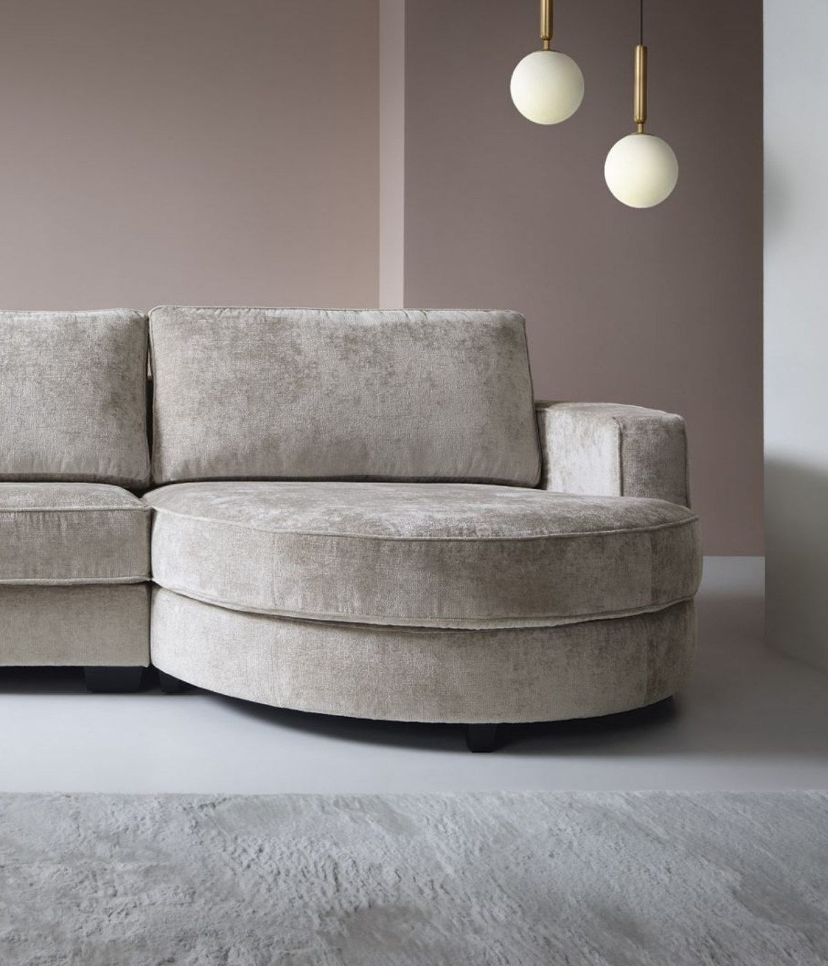 Sofa Edyta z zaokrąglonym modułem w eleganckim salonie