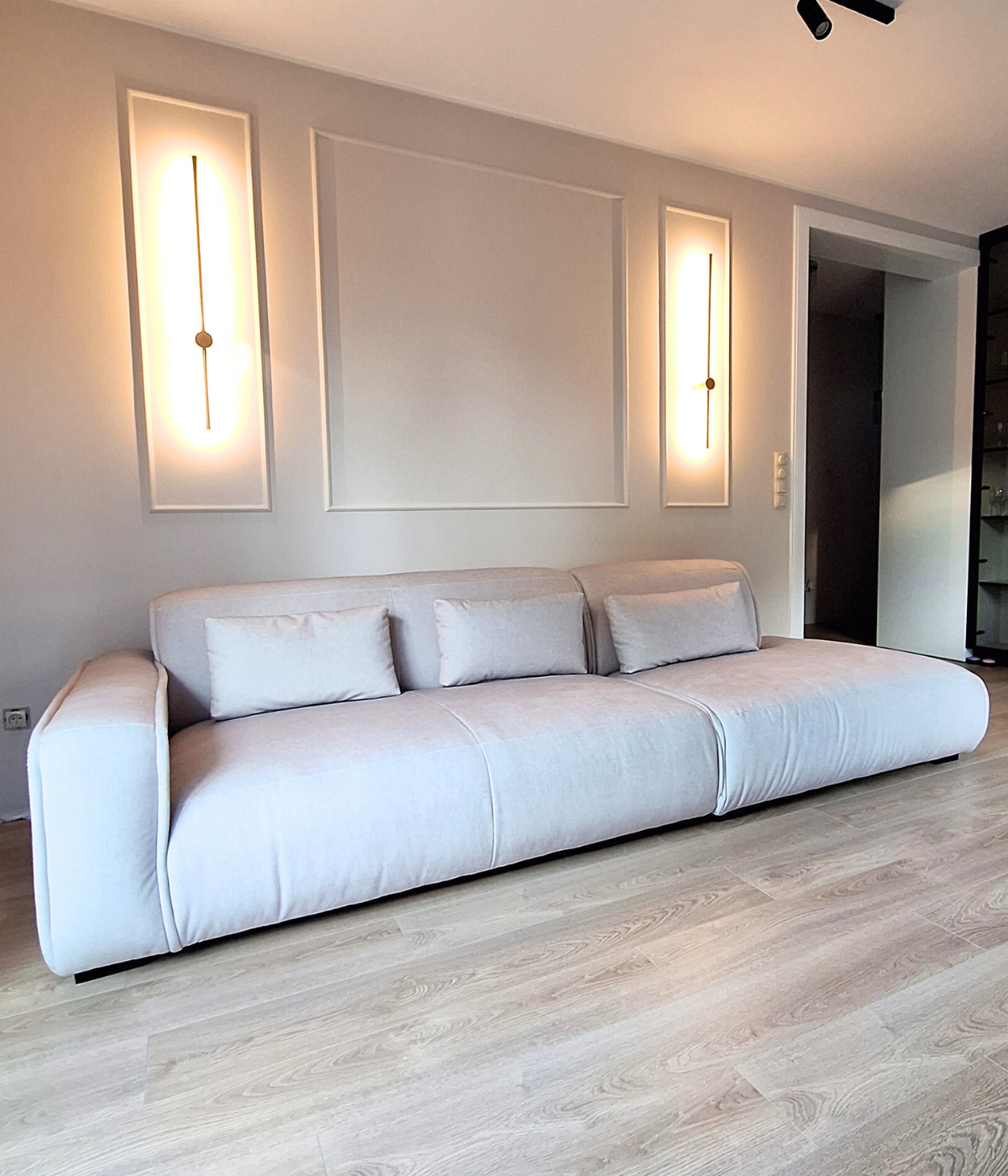 Kanapa Panda w przestronnym salonie z dużą ilością światła