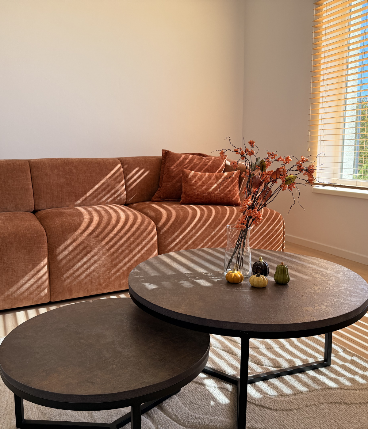 Kanapa Maia w kolorze miedzi w jesiennym stylu