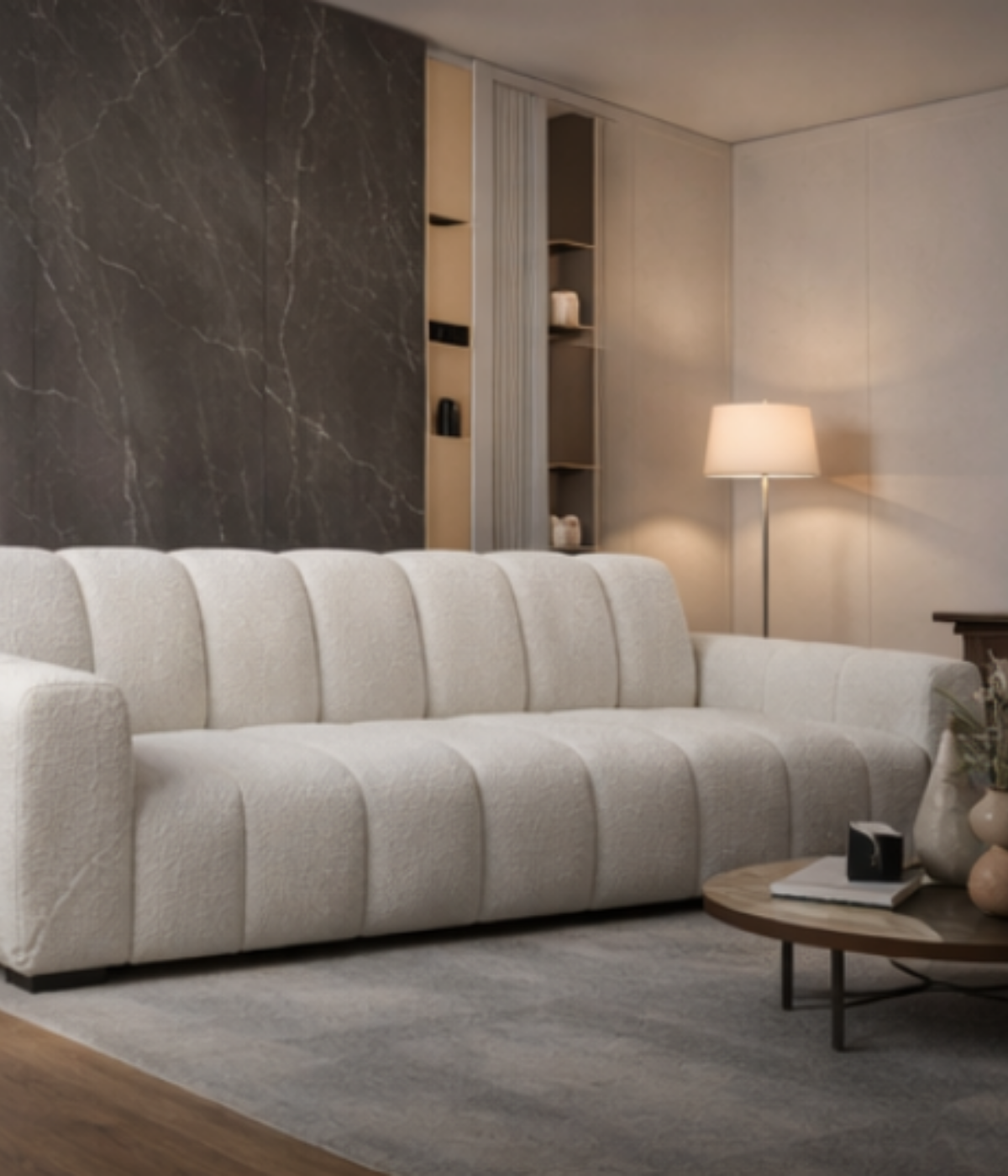 Kanapa z kolekcji Tetris w luksusownym salonie z obrazem i stolikiem kawowym