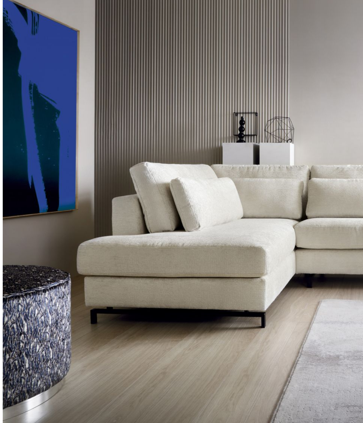 Nasrożnik Iris w nowoczesnym salonie z jasnymi dodatkami