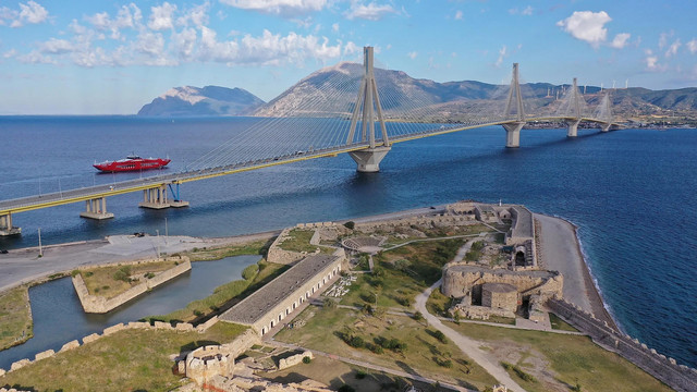 photo - view of the Charilaos Trikoupis Rio-Antirrio Bridge (Γέφυρα Ρίου-Αντιρρίου Χαρίλαος Τρικούπης) across the Gulf Of Corinth, as taken looking north-east from near the Rio Fortress (Φρούριο Ρίου), Greece