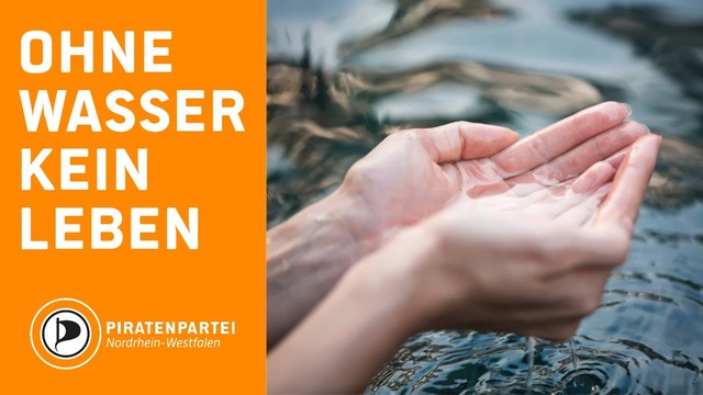 Bildtext: Ohne Wasser kein Leben. Piratenpartei Nordrhein-Westfalen.
Bild: Zwei Hände, die Wasser aus einer Quelle schöpfen.