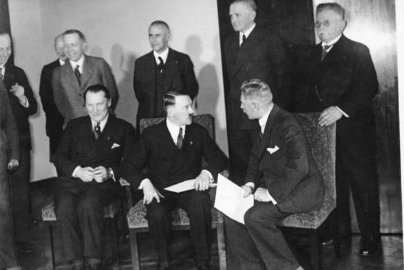 Das Foto zeigt Adolf Hitler als neuen Reichskanzler am 30. Januar 1933 nach der ersten Sitzung des Reichkabniettes in der Reichskanzlei in Berlin.