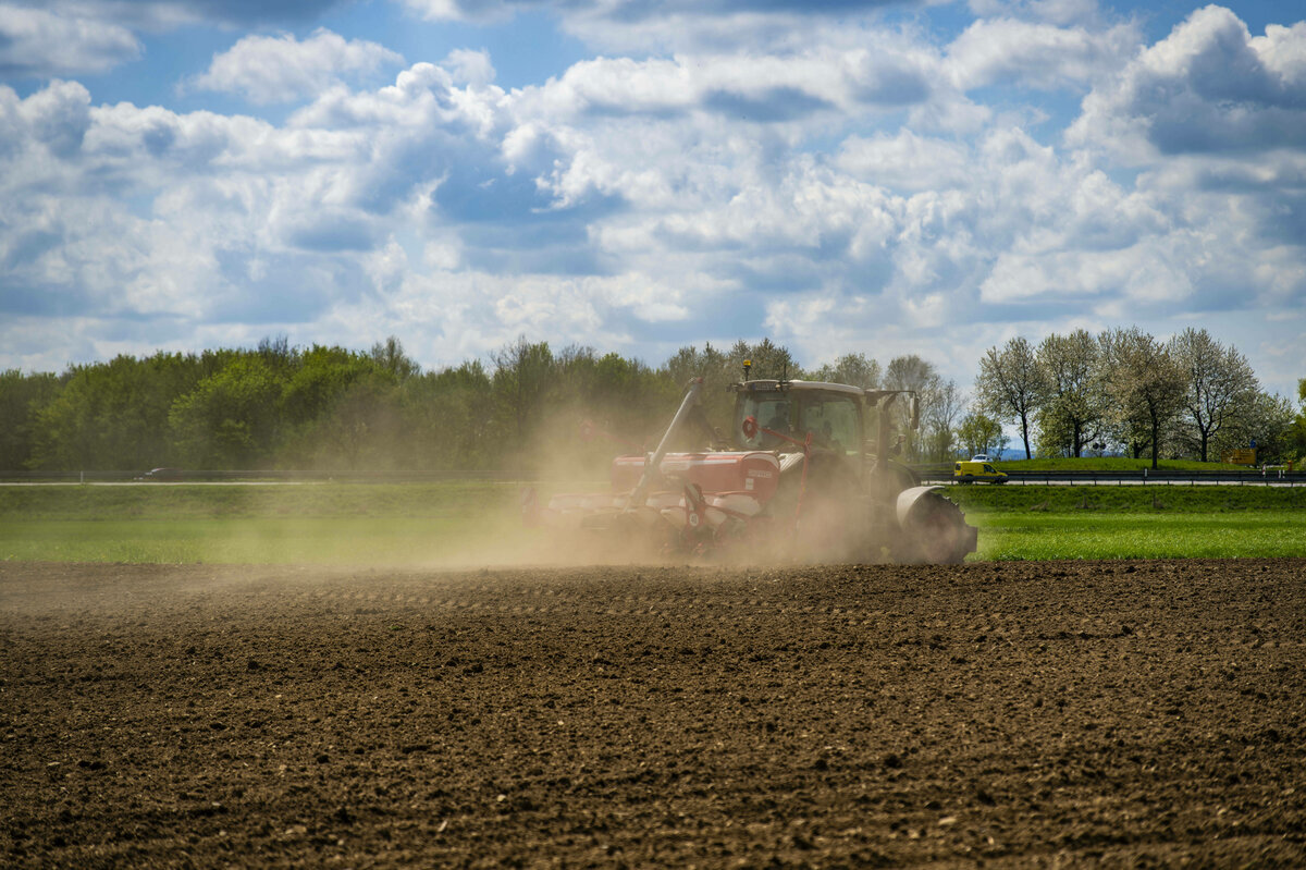 Ein Landwirt pflügt mit seinem Traktor einen Acker