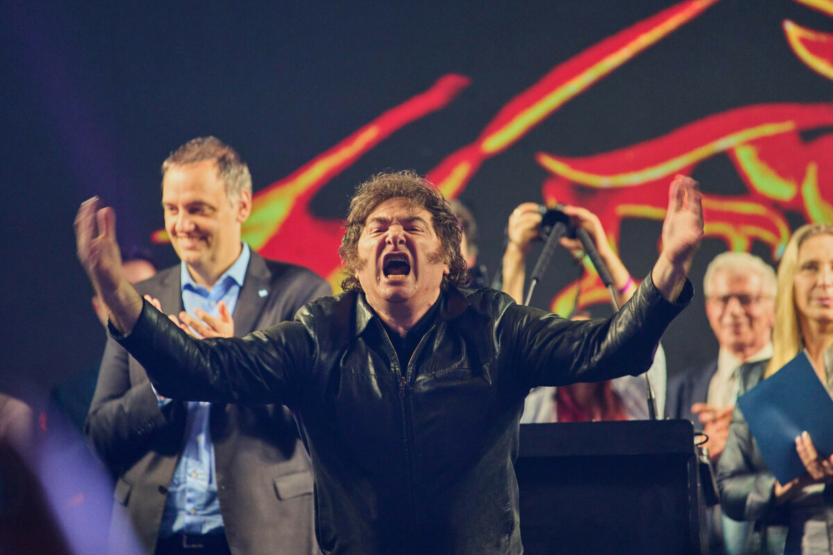 Der argentinische Präsident Javier Milei begrüßt Anhänger während der Abschlusskundgebung für Manuel Adorni, einen Kandidaten für die bevorstehenden Wahlen zum Stadtparlament von Buenos Aires.