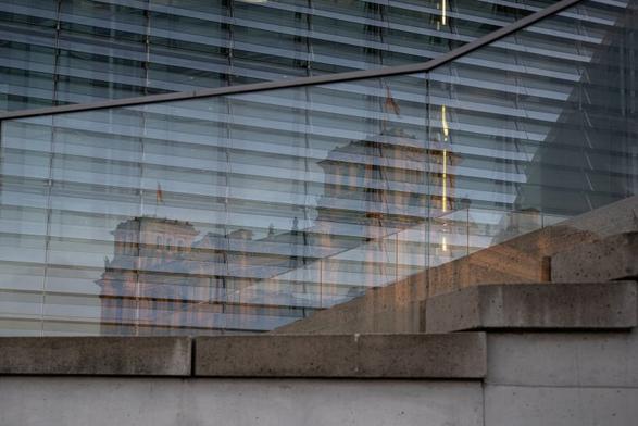 Das Reichstagsgebäude spiegelt sich in einer Scheibe des Marie-Elisabeth-Lüders-Haus.