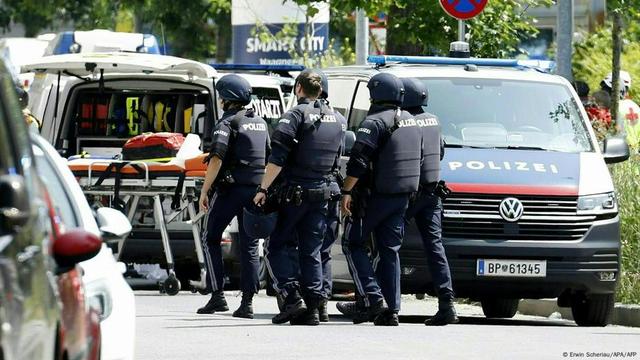 Austrian police in front of a police car. | Photo: Erwin Scheriau/APA/AFP