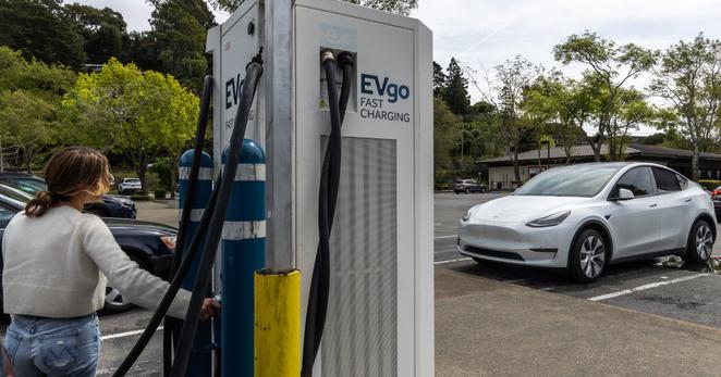 President Trump signed a resolution on Thursday that blocks California’s effort to phase out gasoline-powered cars.