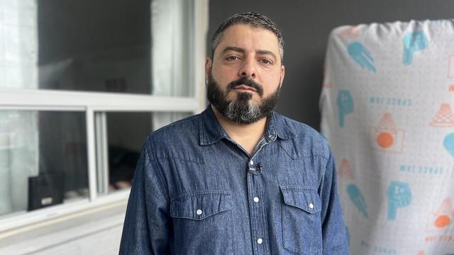 Khalil Aldroubi sur son balcon à Toronto.