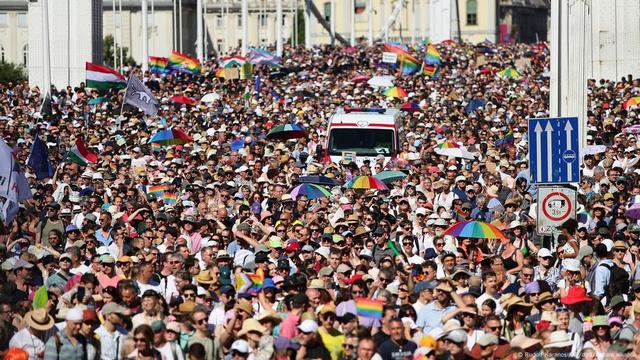 People, some carrying rainbow umbrellas and LGBTQ+ and Hungarian flags, at Budapest Pride march. | Image: Rudolf Karancsi/AP/dpa/picture alliance