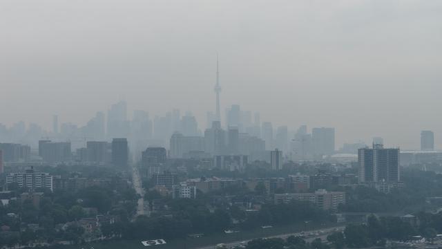 Vue aérienne de Toronto avec un ciel couvert de fumée.