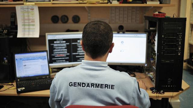A police officer in the cybercrime unit works at Dijon police station on 21 February 2011. | © Jeff Pachoud, AFP