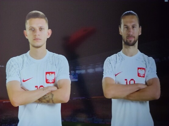 Zdjęcie sprzed meczu Polska Meksyk na Mundialu - zawodnicy kadry Polski pozują ze skrzyżowanymi rękoma 
