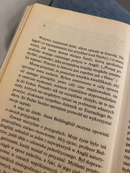 Zdjęcie strony z książki, pierwszy rozdział „Mężczyzny w brązowym garniturze” Agathy Christie, w którym narratorka wprowadza w historię
