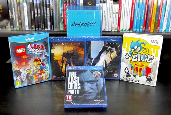 Zdjęcie z comiesięcznymi zdobyczami.
Przód: Gra PS4 The Last of Us, Part II.
Pośrodku od lewej: Gra WiiU LEGO The Movie Videogame, film Evangelion 2.22, film Evangelion 1.11, gra Wii de Blob.
Tył: film Evangelion 3.33.