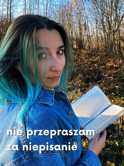 Zdjęcie niebieskowłosej dziewczyny, ma w lesie jesienią, dżinsowa kurtka, w ręku książka, odwraca się i patrzy w kamerę. U dołu napis "nie przepraszam za niepisanie"